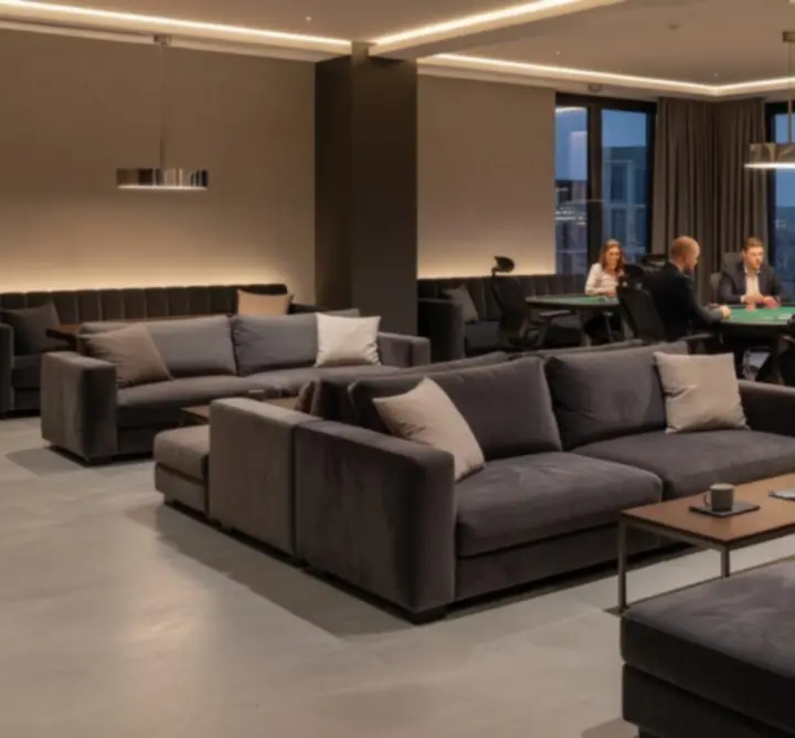 Nowoczesny lounge Zynko Hub z kanapami i stołami pokerowymi