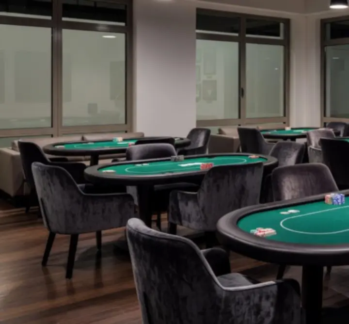 Elegancki, energetyczny design wnętrza lounge Zynko Hub z elementami pokerowymi i sportowymi.