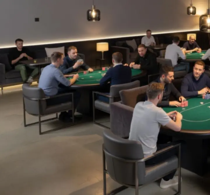 Nowoczesne wnętrze Zynko Hub z pokerowymi stołami, strefą relaksu i nastrojowym oświetleniem